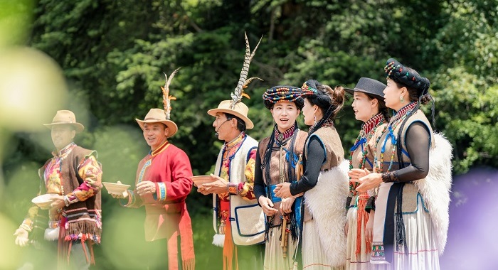普米族群众在文艺演出环节演唱普米族敬酒歌 - 副本.jpg